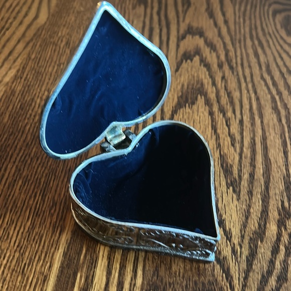 Heart-Shaped Silver-plated Jewelry trinket Box with rose floral design - Picture 2 of 2